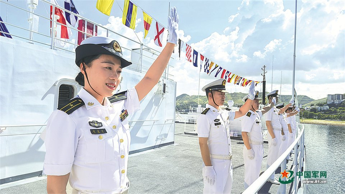 　　“丝路方舟”号医院船官兵分区列队，向迎接人员致意。崔晓洋摄
