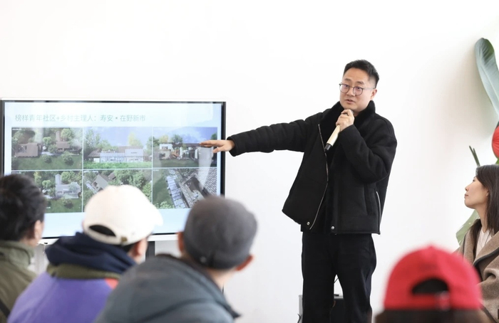 戴超正在介绍榜样青年社区运行机制。图源：金温江