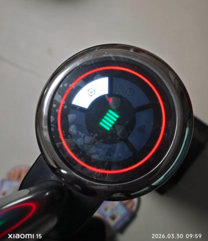 德尔玛洗地机亮起红色指示灯，无法工作（图源：丁女士提供）