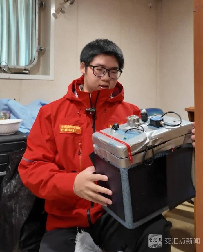 图为许银辉向记者展示随行的小型传感器设备