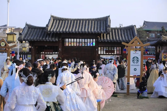 游客身着朝鲜族服饰前来打卡（央广网发  延吉市委宣传部供图）