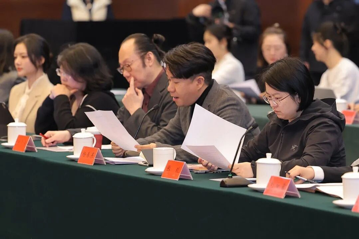 图为中央广播电视总台影视剧纪录片中心新媒体部副主任杨春果介绍该剧播出情况。