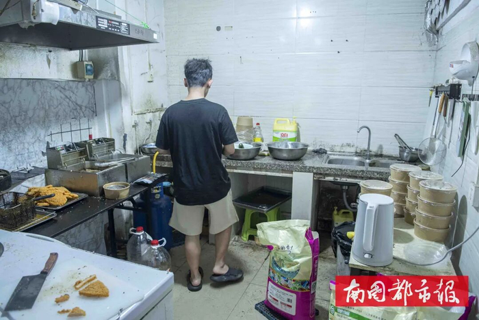 “香喷喷烤肉拌饭”后厨操作间。记者 蒙健 摄