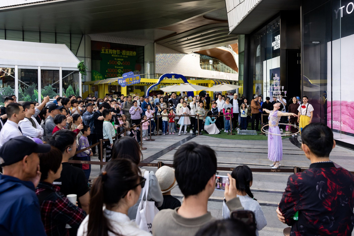 图为演员正在咖啡市集活动上表演