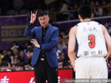 杜锋：队伍现在很困难 今天小徐和小胡身体都不好 他们都在坚持