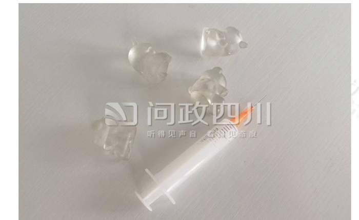 欧先生投诉的“捏捏乐”胶状玩具。图据问政四川