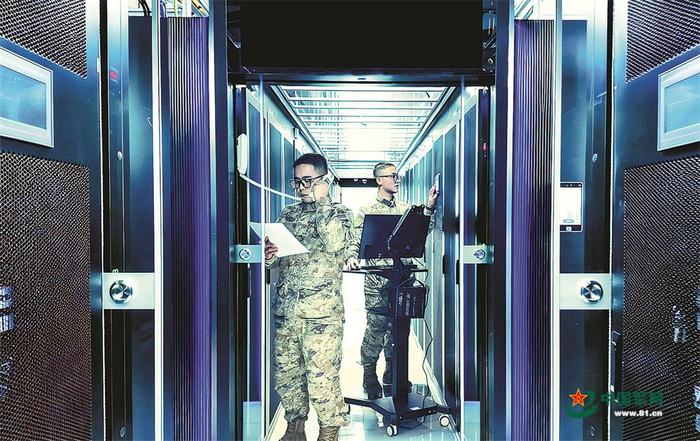 　　信息支援部队某部战士巡检机房。喻文财摄