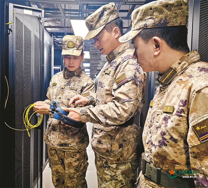 　　该部官兵巡检机房设备运行状态。 王欢滔摄
