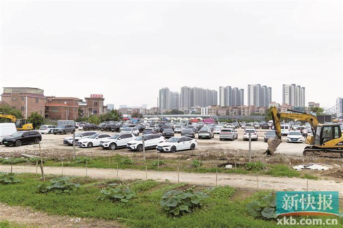 ■莫氏鸡煲走红后，当地政府将闲置地推平变临时停车场。