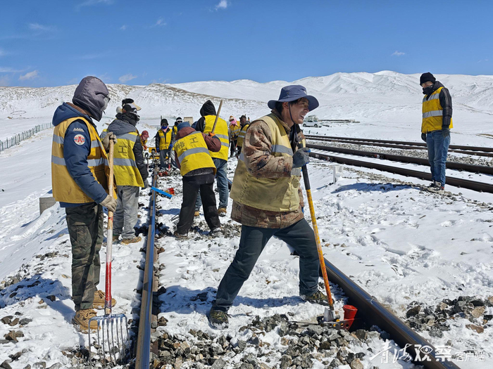 大机捣固车在雪域线路作业。 通讯员 许炜 摄