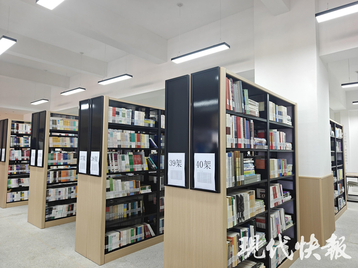 巩留暨阳中学校园内的石榴籽书屋