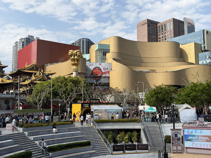 图为上海静安寺广场的咖啡市集活动