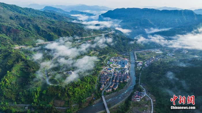  云雾缭绕的貊貊家园。柯尊军 摄