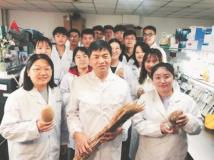 马传喜教授（中间）、张海萍教授（左一）和研究生合照