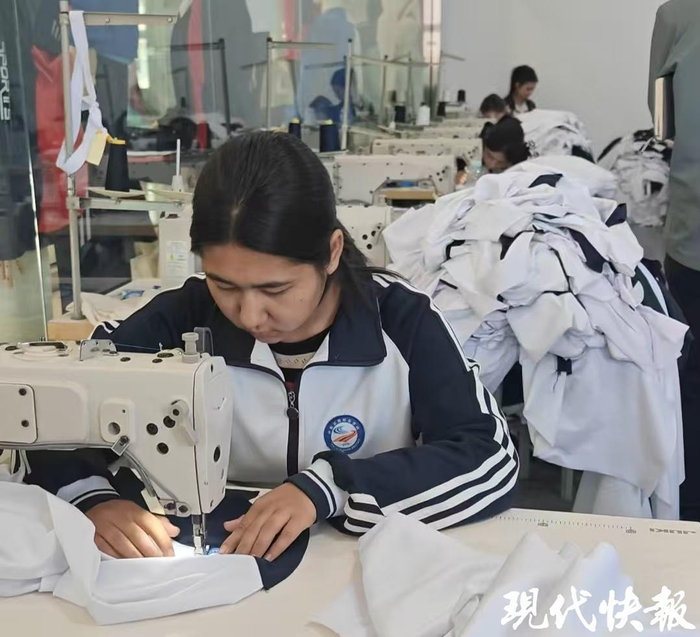 伊犁中等职业技术学校学生正在制作校服