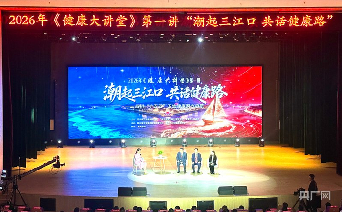 活动现场嘉宾访谈（央广网记者  王颖  摄）