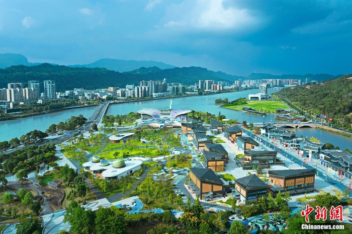  雅安市熊猫绿岛文旅特色消费街区。雅安市文广体旅局 供图