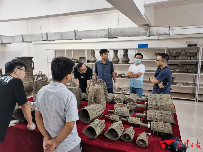张闻捷（右三）对随州枣树林曾国墓地出土的编钟进行测音研究。本版图片均由受访者提供