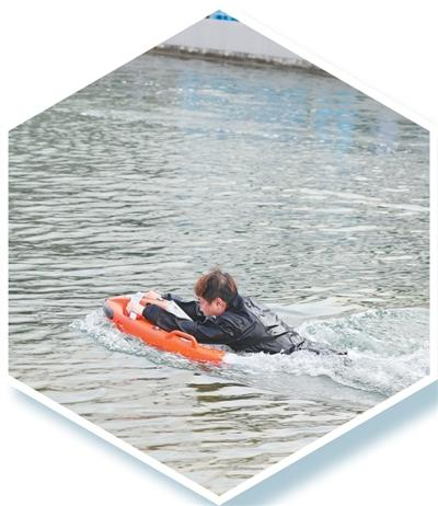 水面救生机器人进行落水人员救援演练。受访者供图 制图：汪哲平