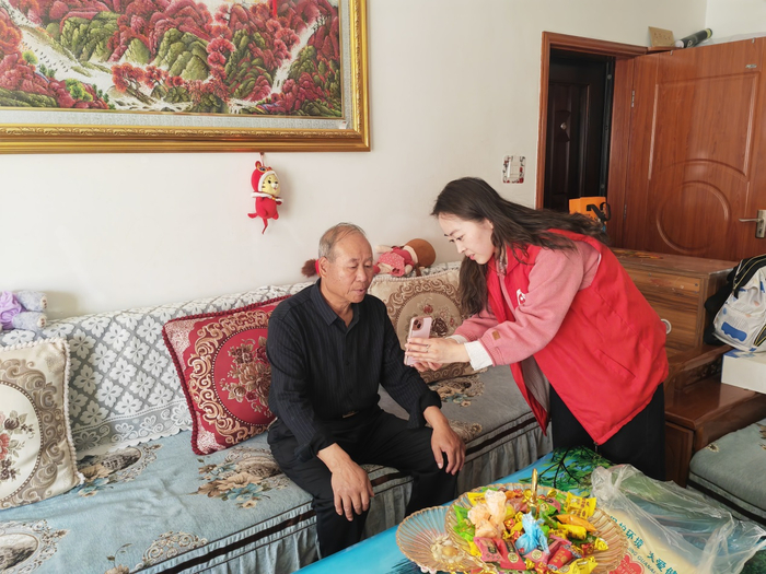 甘肃省白银市社保中心工作人员主动开展上门认证服务，让群众少跑腿、好办事。马应伟摄