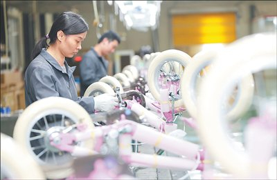 河北省邢台市平乡县一家童车公司，员工在赶制童车产品。柴更利摄（影像中国）