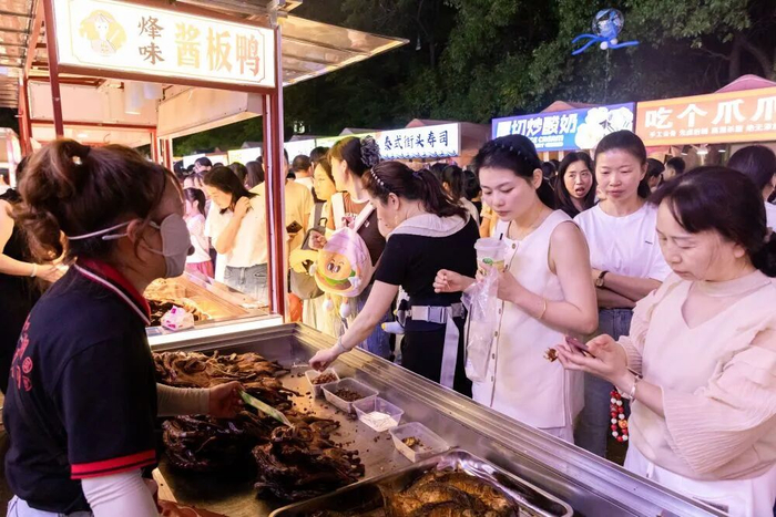 这是醴陵市酱板鸭美食节现场（2025年10月2日摄）。新华社发
