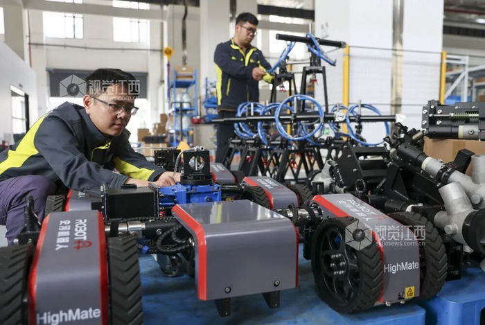 工人们正忙着组装、调试工业智能机器人（魏东升  摄）