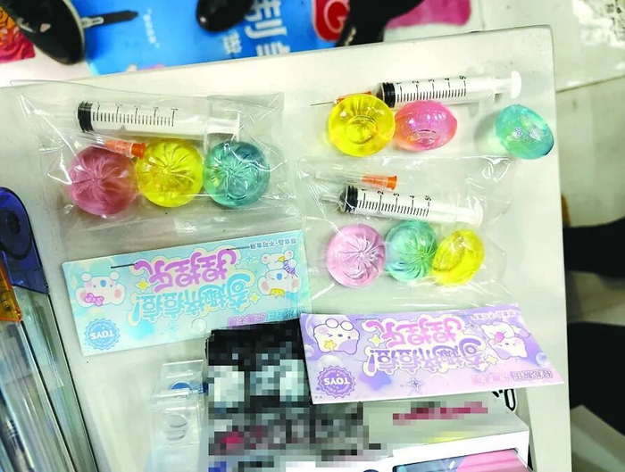 带有金属针头的“捏捏乐”玩具。图据南充融媒