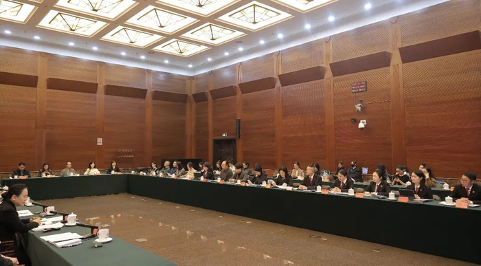 图为发布会现场，来自全国各地的法院代表与主创人员济济一堂。