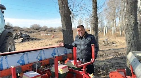 陕西榆林横山区招财农机专业合作社理事长王久义向记者展示玉米播种机。 农民日报全媒体记者 胡聪 摄