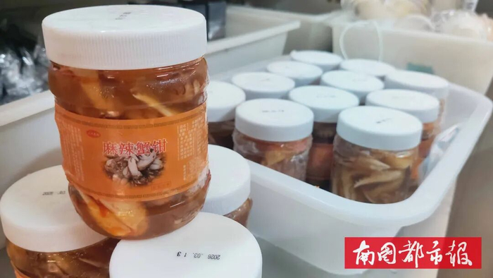 过期的麻辣蟹钳产品。记者 蒙健 摄