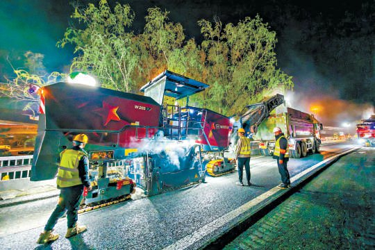 今天凌晨，四元立交桥系混凝土铺装层翻建修复工程启动。本报记者 邓伟 摄