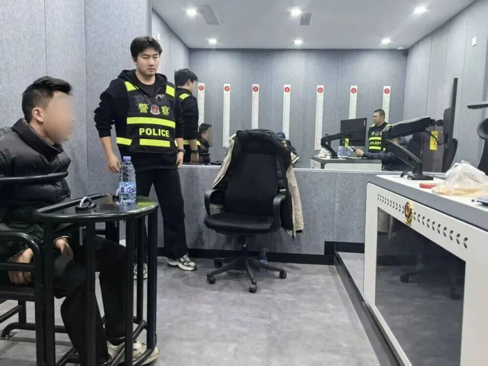▲这是山东烟台警方在审讯网络“水军”团伙犯罪嫌疑人。（受访者供图）