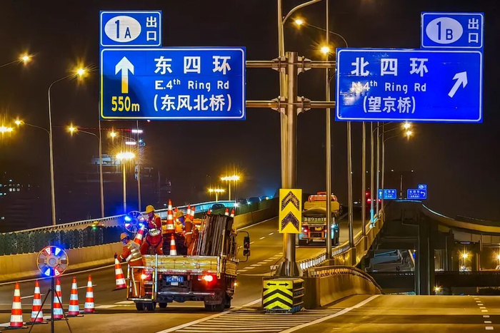 施工人员在匝道施工区域外围进行封路导流。