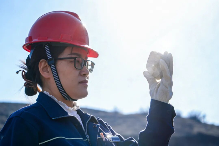 何小艳查看石灰石成色（中泰矿冶 提供）