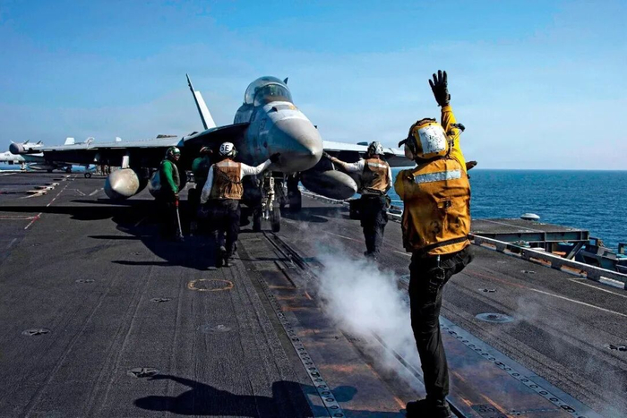 　3月7日，EA-18G“咆哮者”电子战机从美国“林肯”号航母上起飞。