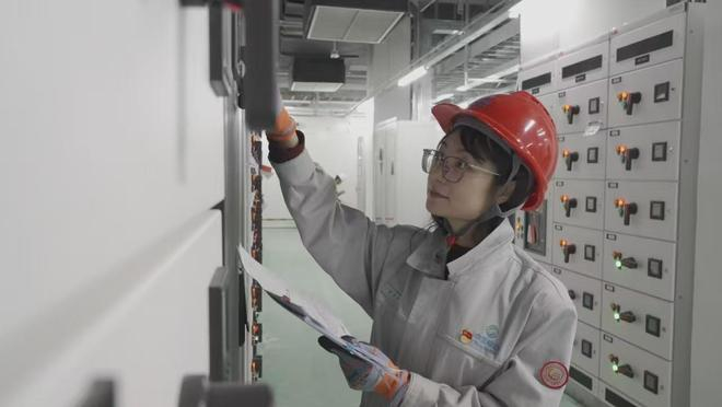 　　中国移动呼和浩特数据中心基础设施网络运维工程师侯晓雯正在对数据中心供配电系统进行日常运维。（受访者供图）