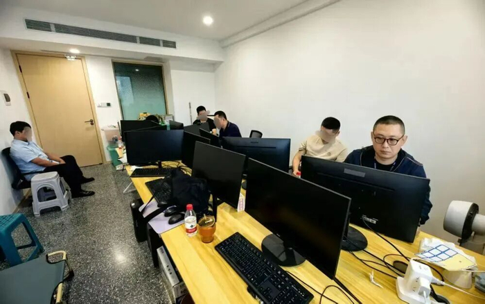 ▲这是山东烟台警方查处的网络“水军”团伙办公窝点。（受访者供图）