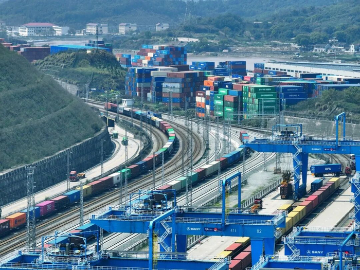 宁波舟山港海铁联运作业画面   梁力 摄