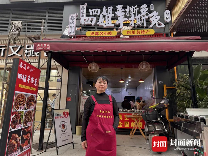 刘四姐和她的“四姐手撕兔”店 （记者拍摄）