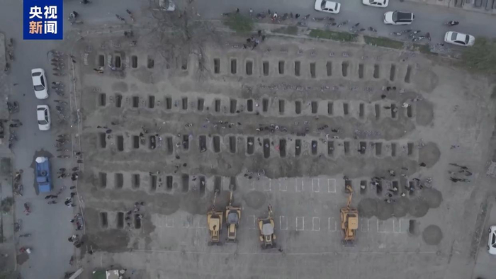 △3月3日，米纳卜的一片空地上，大量工人正在为死者准备墓地。