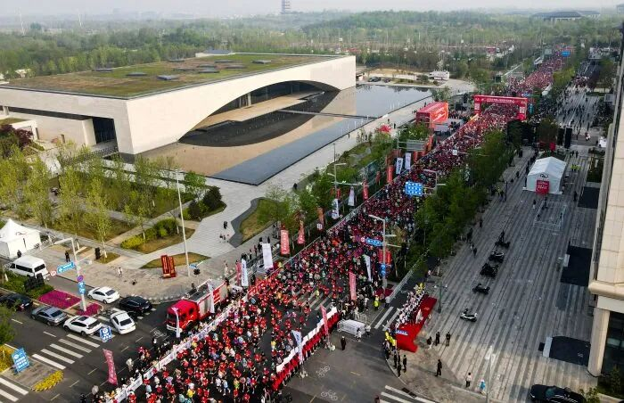2025中国人保雄安马拉松在雄安城市计算中心鸣枪开跑。资料图