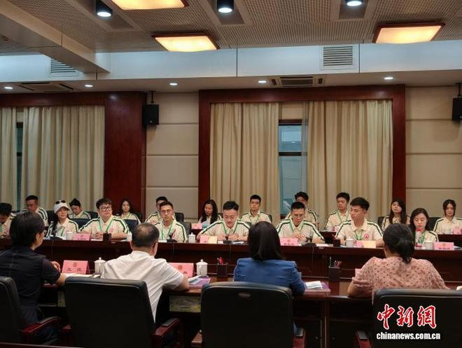 4月10日，广西柳州市与香港青年广西文化交流团座谈会现场。林馨 摄