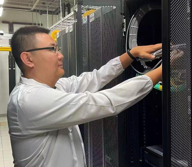 　　中国移动呼和浩特数据中心算力网络运维工程师赵一帆正在进行设备线缆检查。（受访者供图）