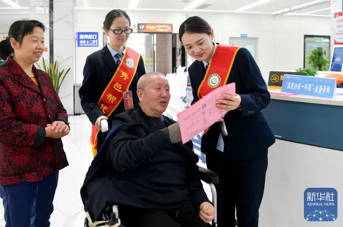 4月10日，在湖北省咸宁市通城县政务服务中心，工作人员为市民提供咨询服务。新华社发（刘建平摄）