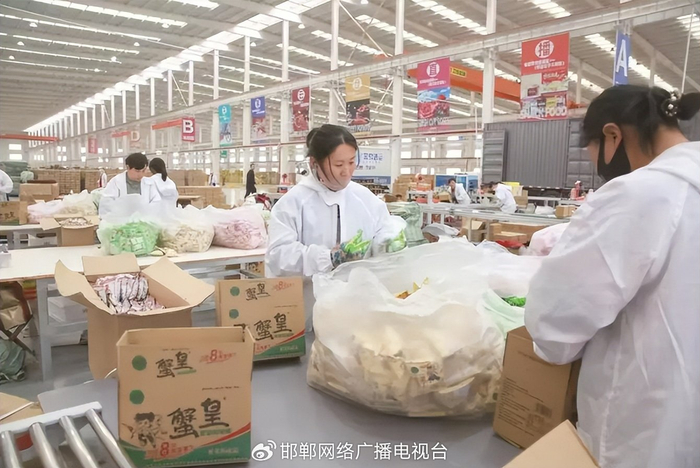 工人在共享智慧云仓打包商品。 邯郸新闻传媒中心记者 范文平 摄