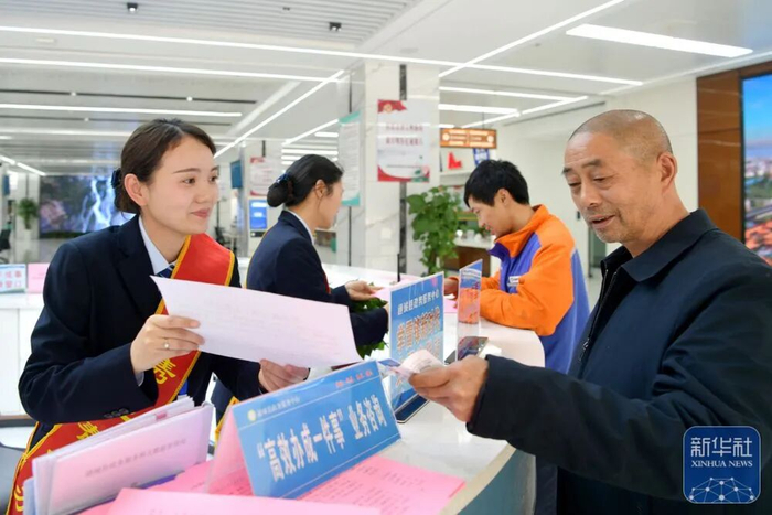 4月8日，在湖北省咸宁市通城县政务服务中心，工作人员为市民提供引导服务。新华社发（刘建平摄）