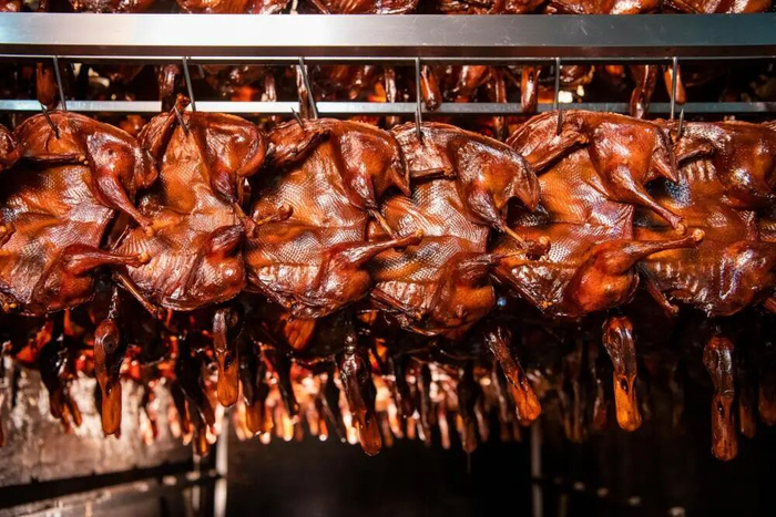 这是在郴州市一家食品加工企业拍摄的刚出炉的酱板鸭（2024年5月6日摄）。新华社发