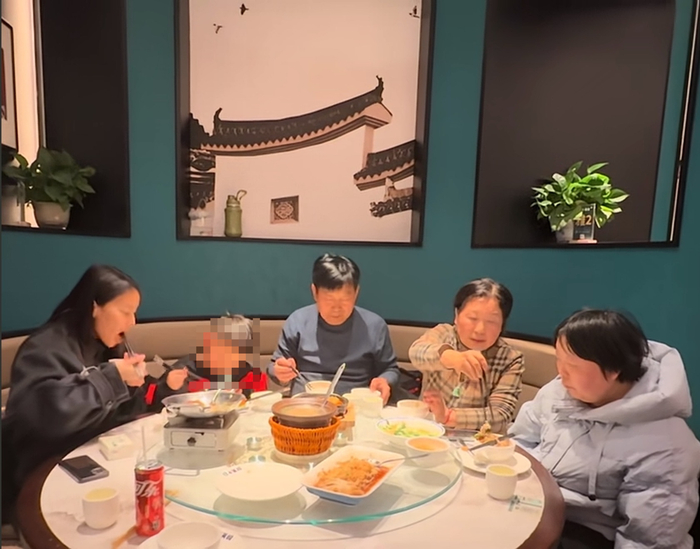 熊磊社交平台发布的一家人吃饭照片