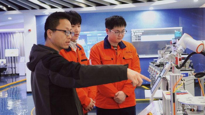 企业实训基地（央广网发  王振  摄）